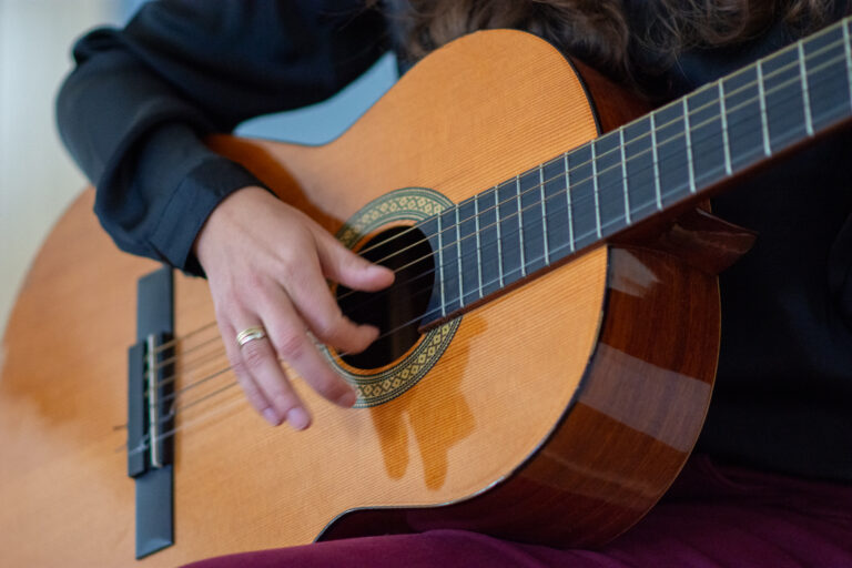 Muzykoterapeutka gra na gitarze