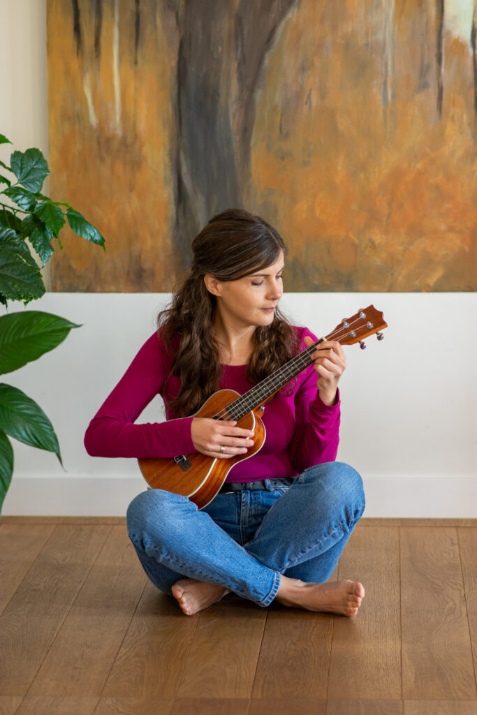 Muzykoterapeutka gra na ukulele
