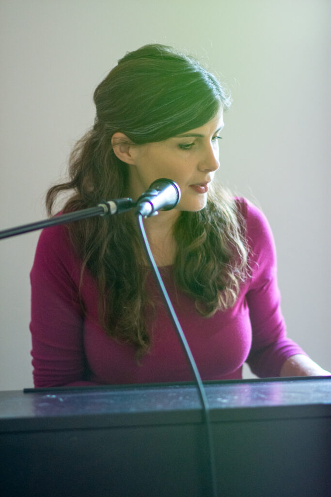 Muzykoterapeutka przy pianinie z mikrofonem